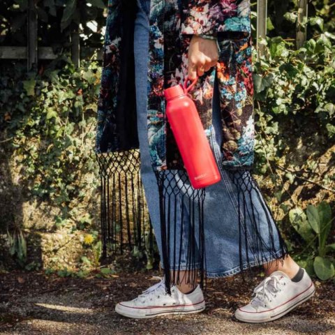 Quokka Solid With Strap - Butelka termiczna ze stali nierdzewnej 630 ml z paskiem (Cherry Red)