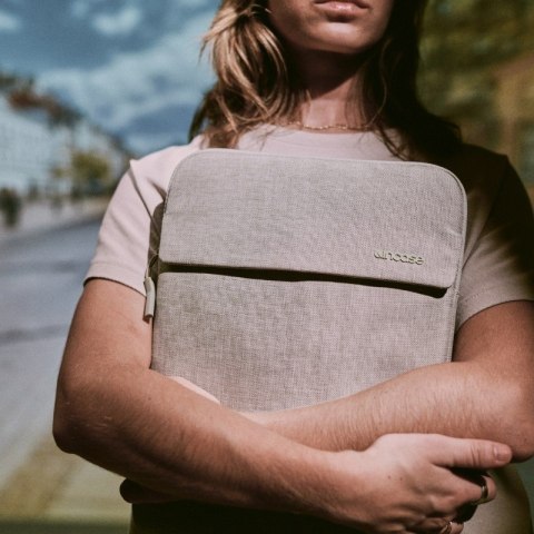 Incase Crosstown Sleeve with Woolenex - Pokrowiec z kieszenią MacBook Pro 16" (M4/M3/M2/M1/2024-2021) (Limestone) Incase