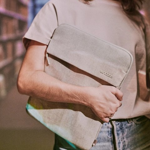Incase Crosstown Sleeve with Woolenex - Pokrowiec z kieszenią MacBook Pro 16" (M4/M3/M2/M1/2024-2021) (Limestone) Incase