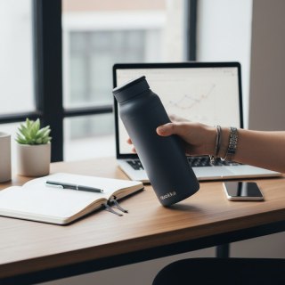 Quokka Echo - Butelka ze stali nierdzewnej 690 ml z silikonowym uchwytem (Black) Quokka