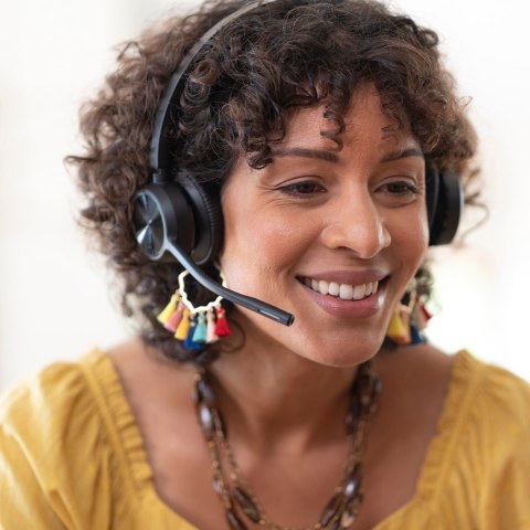 POLY Stereofoniczny zestaw słuchawkowy USB A Voyager 4320 + przejściówka BT700 USB-A + podstawka ładująca POLY