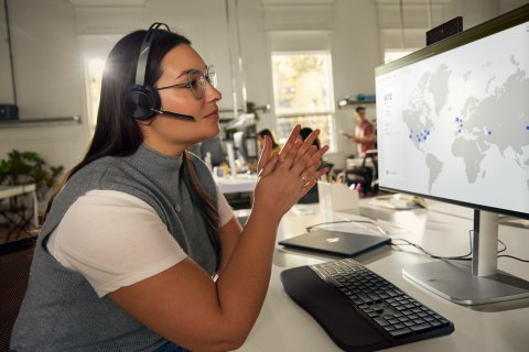 Słuchawki Poly Voyager Focus 2-M USB-C-C Headset USB-C/A Adapter Charging Stand No localization Retail Packaging POLY