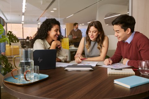 POLY Telefon konferencyjny Sync 40, zatwierdzony do współpracy z aplikacją Microsoft Teams Hewlett-Packard