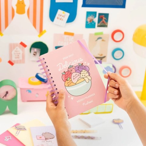 Pusheen - Kalendarz / Planner tygodniowy A5 z kolekcji Fruits 2026/2027 Pusheen