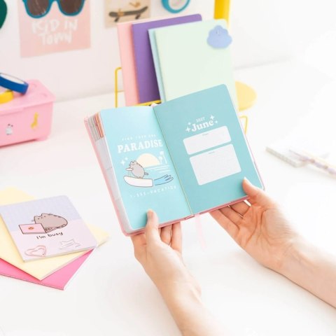 Pusheen - Kalendarz / Planner tygodniowy A6 z kolekcji Tropical Vacation 2026/2027 Pusheen