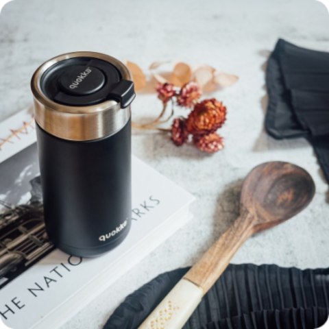 Quokka Boost Coffee Tumbler - Kubek termiczny ze stali nierdzewnej z zaparzaczem 400 ml (Carbon Black) Quokka